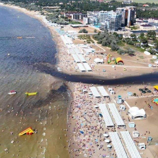 в Анапе черная и зловонная жидкость потекла в море