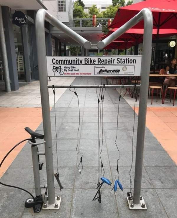 В городе Брисбен есть общественные станции ремонта велосипедов
