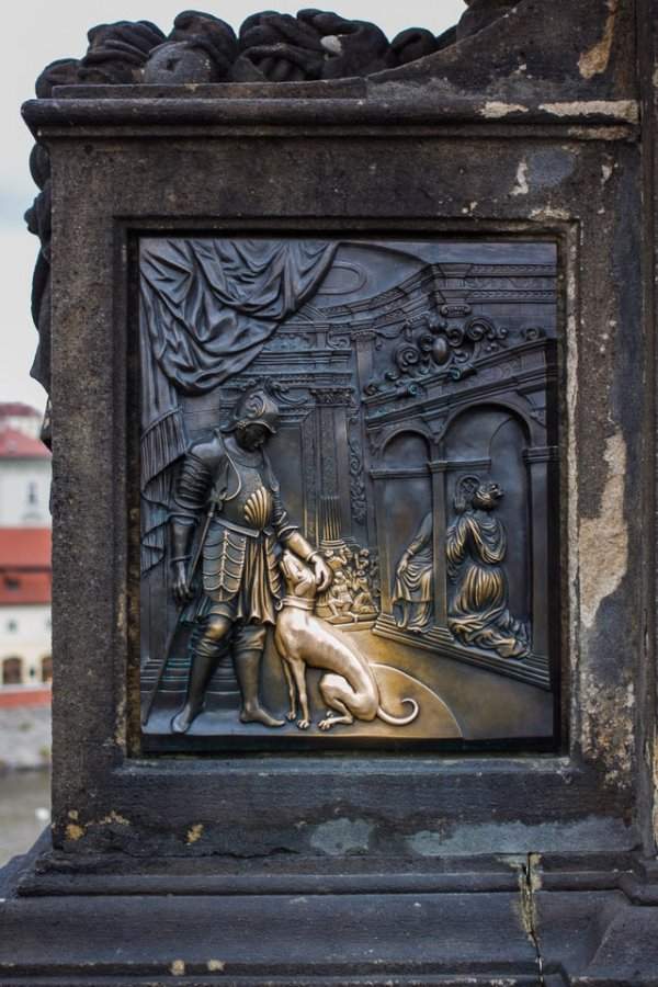Эта рельефная собака светится от того, что прохожие гладят её уже на протяжении нескольких сотен лет. Карлов мост, Прага.
