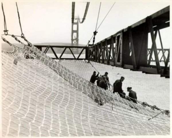 При строительстве моста Золотые Ворота ведущий инженер-строитель Джозеф настаивал на установке страховочной сетки