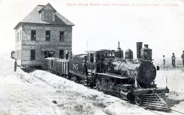 На фото запечатлено перемещение здания суда по железной дороге, Небраска, США, 1899 год