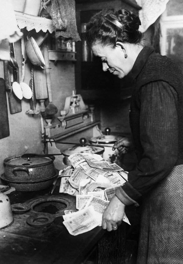 Гиперинфляция в Германии 1920-х годов — печку в доме затапливали обесцененными ассигнациями