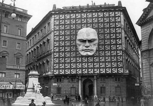 Так выглядел устрашающий дизайн штаб-квартиры Бенито Муссолини в Риме