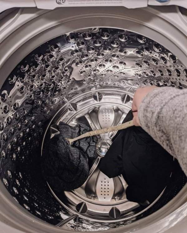 Чтобы достать одежду из стиральной машины с вертикальной загрузкой, приходится постараться