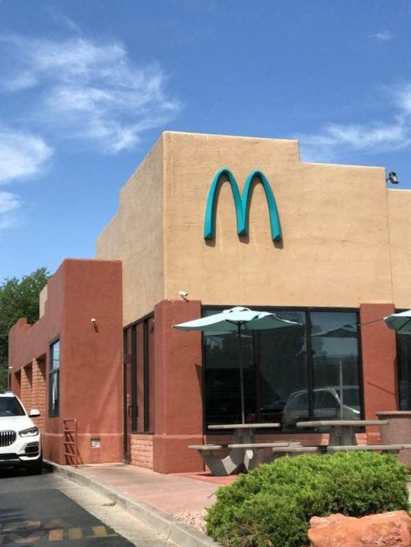 В Аризоне я увидел не привычный жёлтый, а голубой логотип Макдональдса