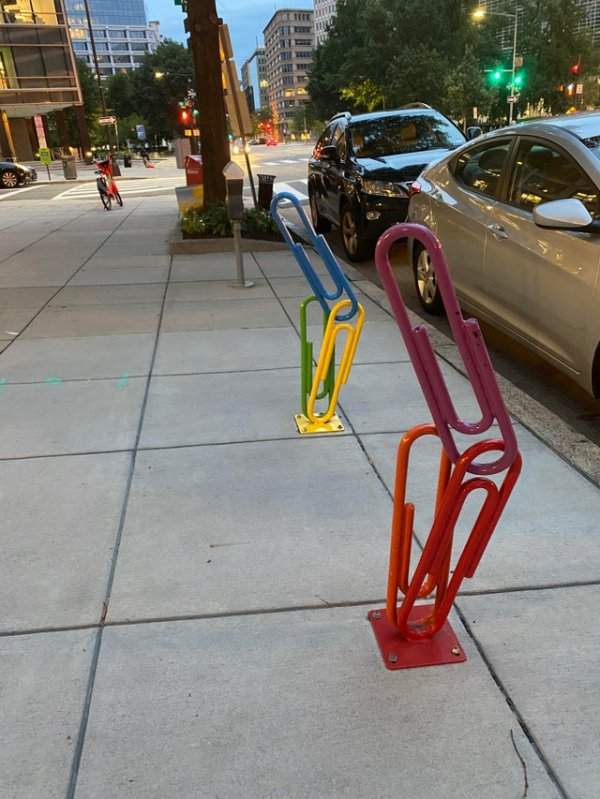 Парковка для велосипедов в виде разноцветных скрепок в Вашингтоне