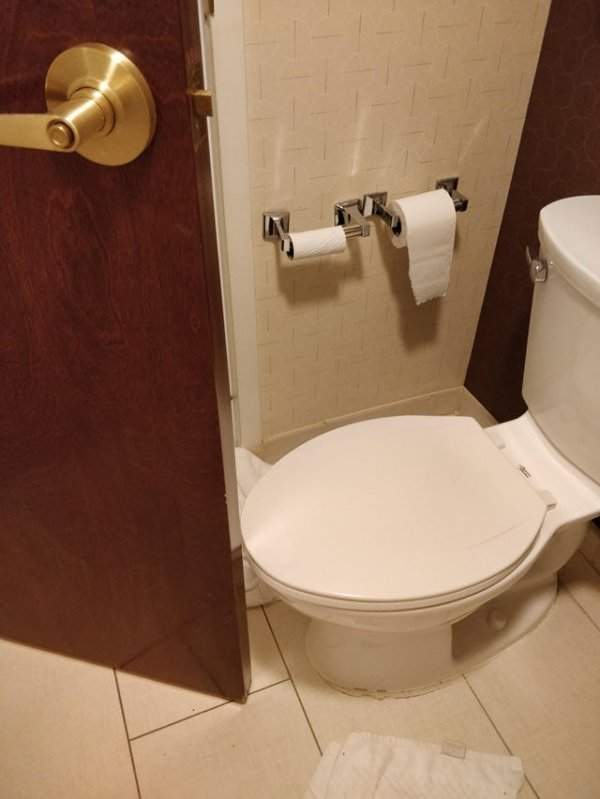 Не могу закрыть дверь в ванную в номере отеля, в котором я только что остановился, она натыкается на унитаз