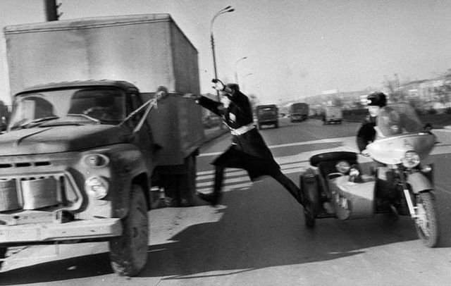 Старшина милиции Бурчу, останавливает угнанную машину на ходу, СССР, 1988 год.