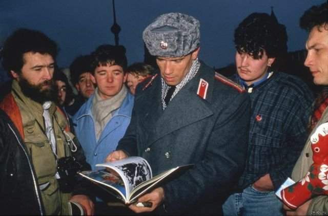 Арнольд Шварценеггер гуляет по Москве, в перерыве съёмок «Красной жары». СССР, 1988 год.