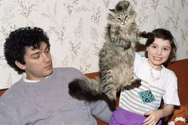 Представитель Президента РФ в Нижегородской области Борис Немцов с дочерью Жанной и с кошкой, 1993 год.
