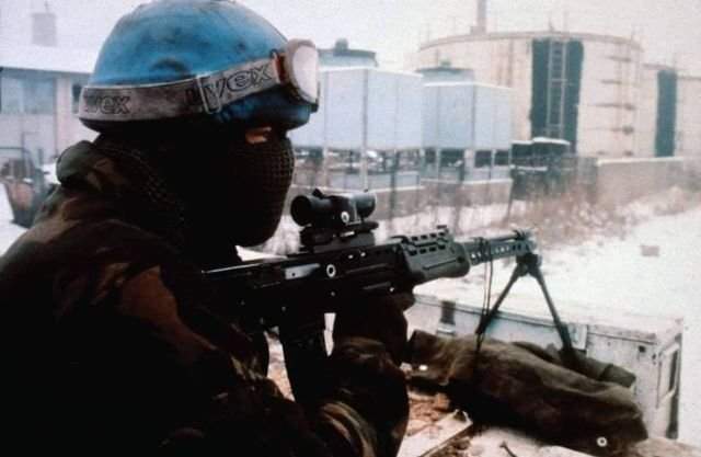 Британский солдат с автоматом L86A1 на крыше БТР. Босния. 1993 год
