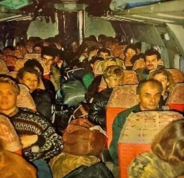 Чартерный рейс из Турции. Челноки везут товар в Россию, 1995 год.