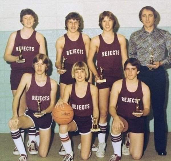 Брэд Питт в баскетбольной команде (в центре с мячом в руках)