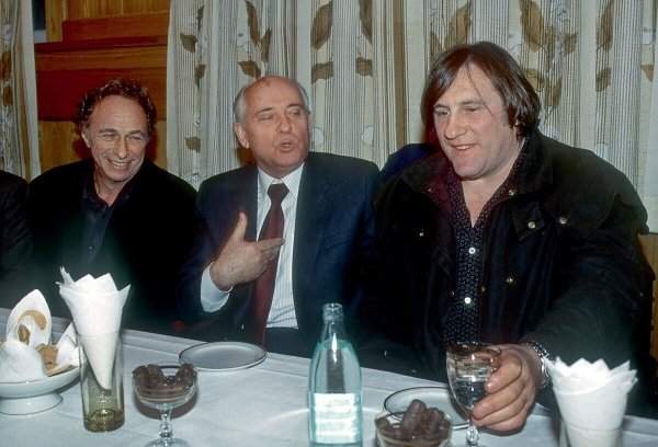 Пьер Ришар, Михаил Горбачёв и Жерар Депардье во время 18-го Московского Международного кинофестиваля, 1993 год