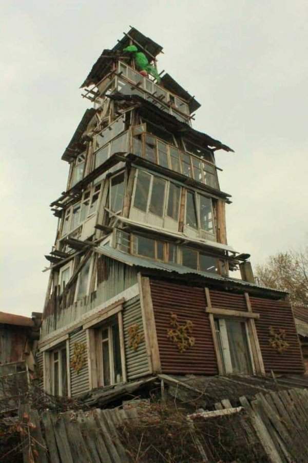 Шаткое здание, сделанное из окон