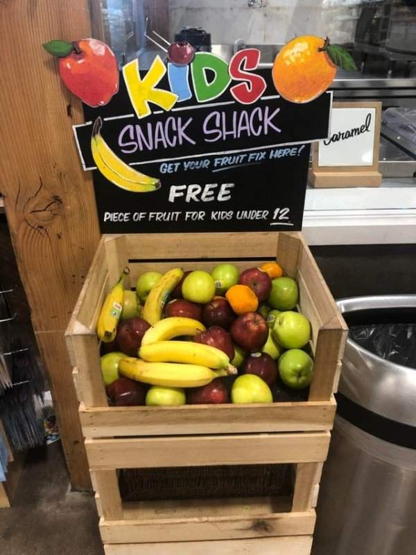 В этом магазине есть бесплатные фрукты для детей, чтобы они могли перекусить, пока взрослые заняты покупками