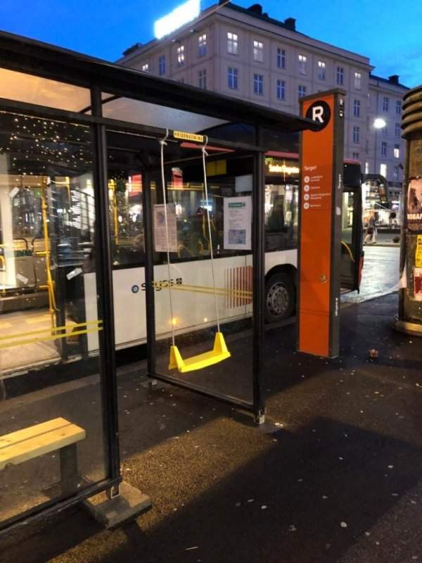 В норвежском городе Берген есть качели для детей на автобусной остановке