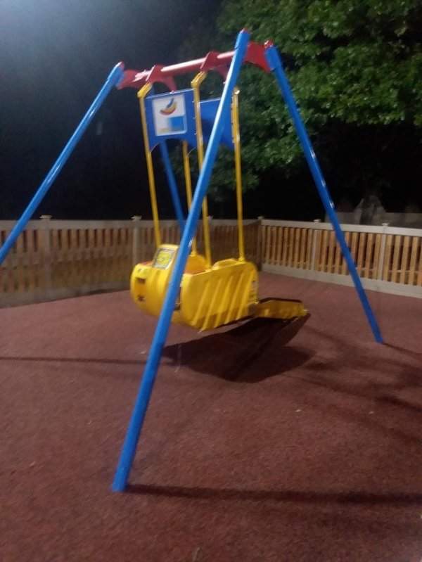 В этом парке есть автоматические качели специально для деток на инвалидном кресле