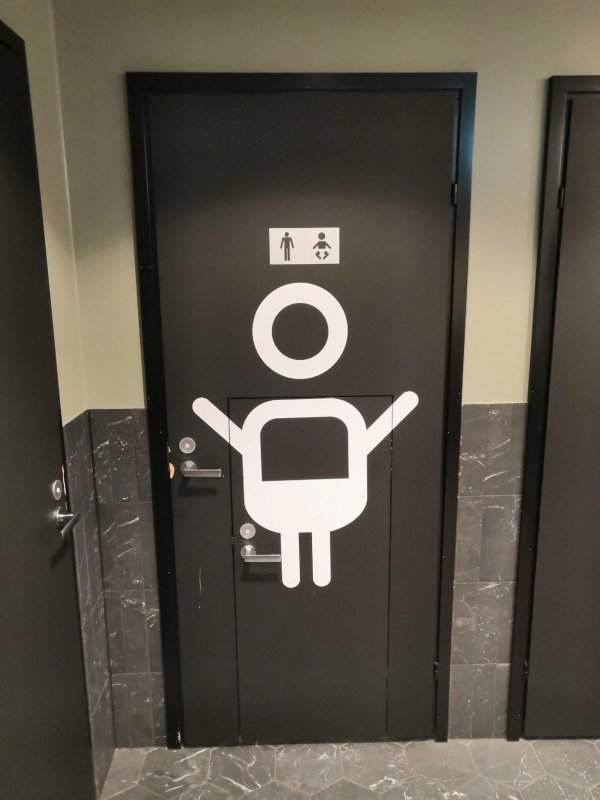 В двери в общественный туалет встроена ещё одна дверь поменьше специально для детей