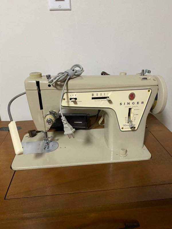 Моя жена унаследовала эту швейную машинку Singer от бабушки. До сих пор прекрасно работает