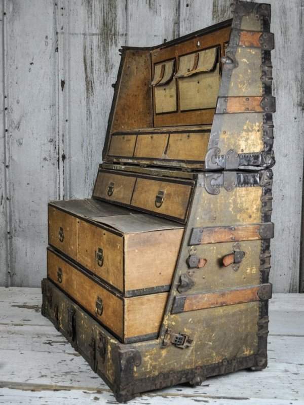 Старинный туристический чемодан, который превращается в шкаф, конец 19 века