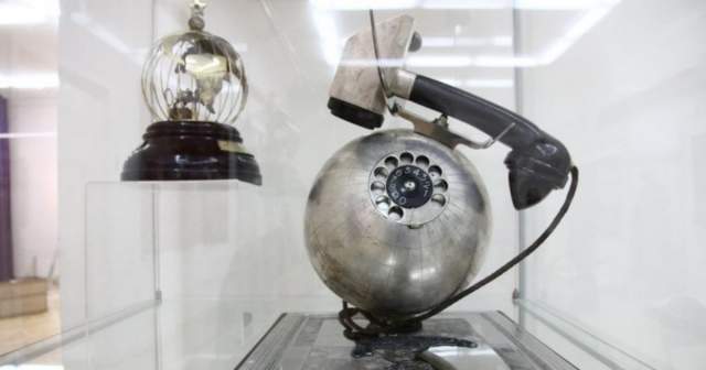 Телефон в форме земного шара, который был подарен Сталину в 1949 году на его 70-летие