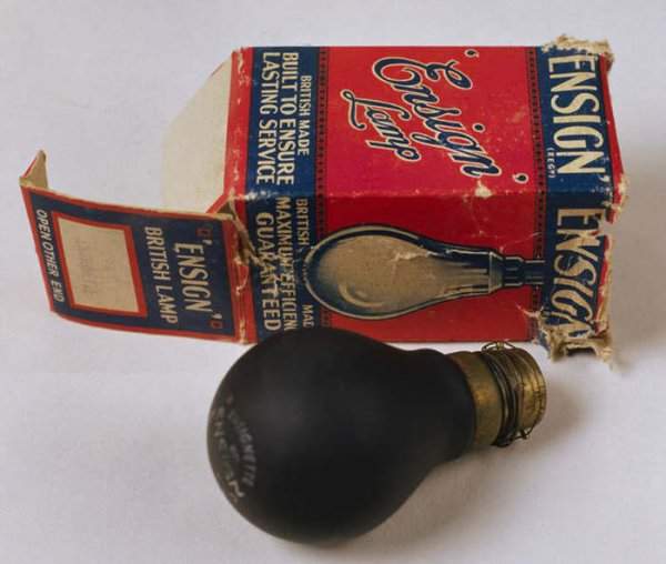 «Blackout bulbs» — чёрные лампы из конца 1930-х