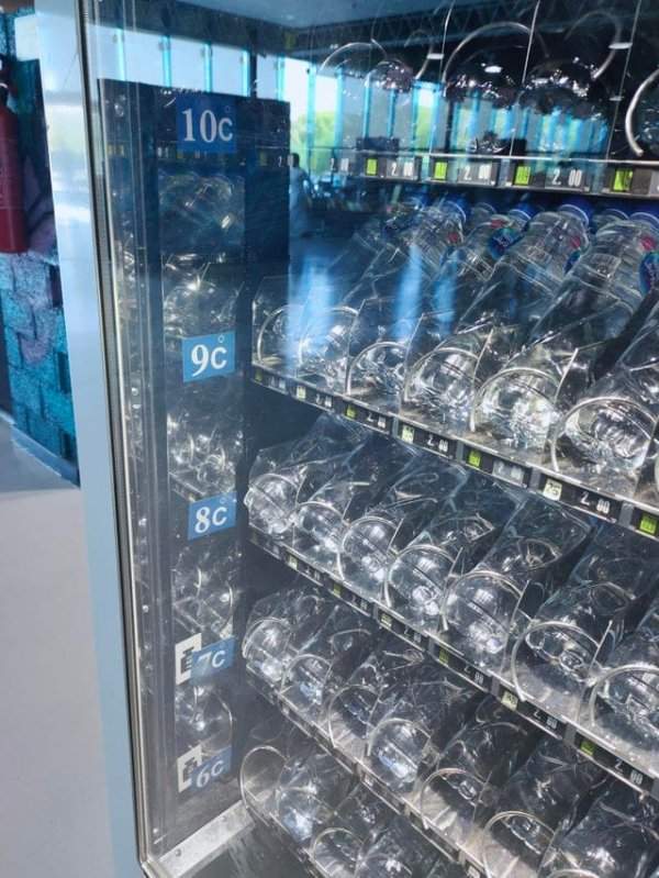 В автомате в моём тренажёрном зале продаётся вода разной температуры