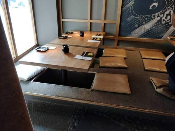 В этом японском ресторане столы выполнены в традиционном стиле