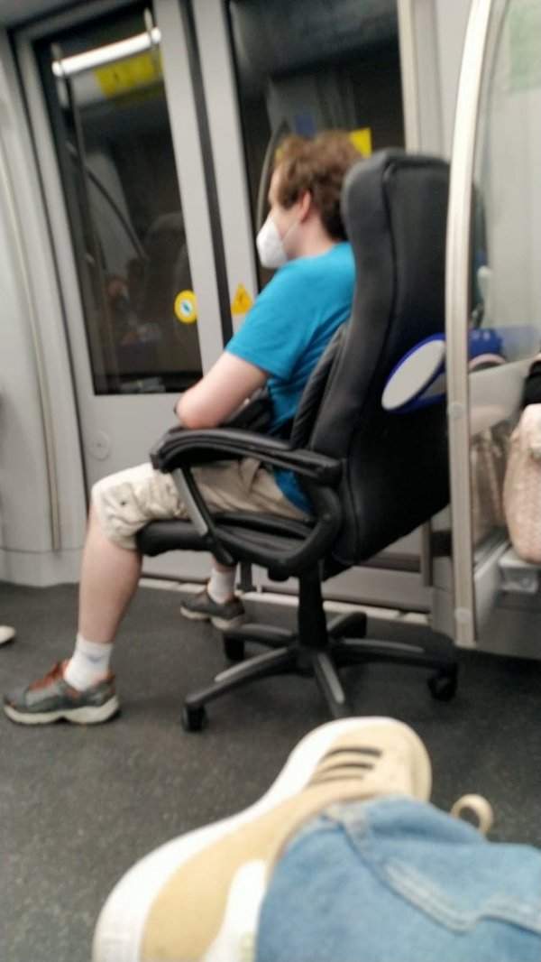 С собственным креслом в метро всегда можно занять место у окошка