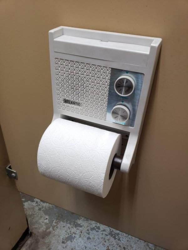 Чтобы не скучать: держатель для туалетной бумаги со встроенным радио