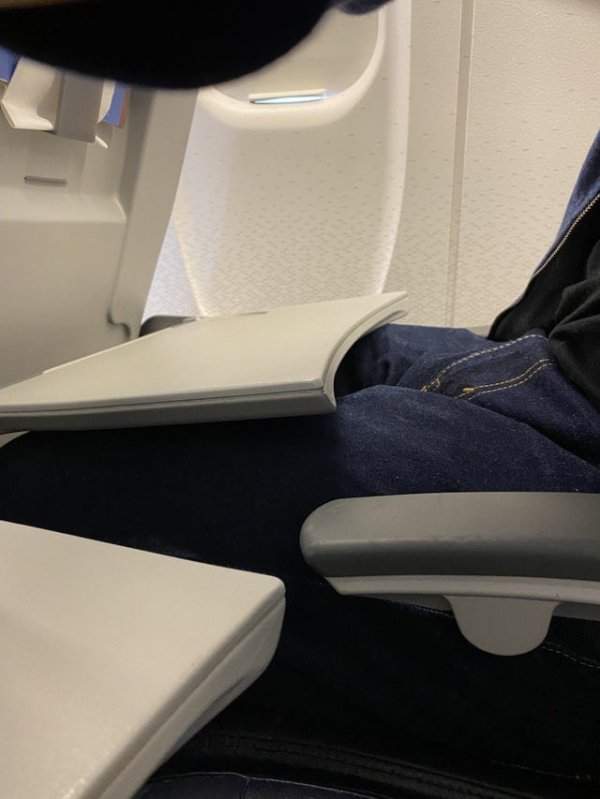 Откидной столик в самолёте