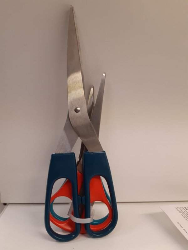 Для того, чтобы распаковать ножницы, нужны ножницы