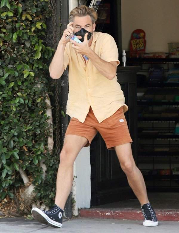 Актёр Крис Пайн сам не против сфотографировать папарацци
