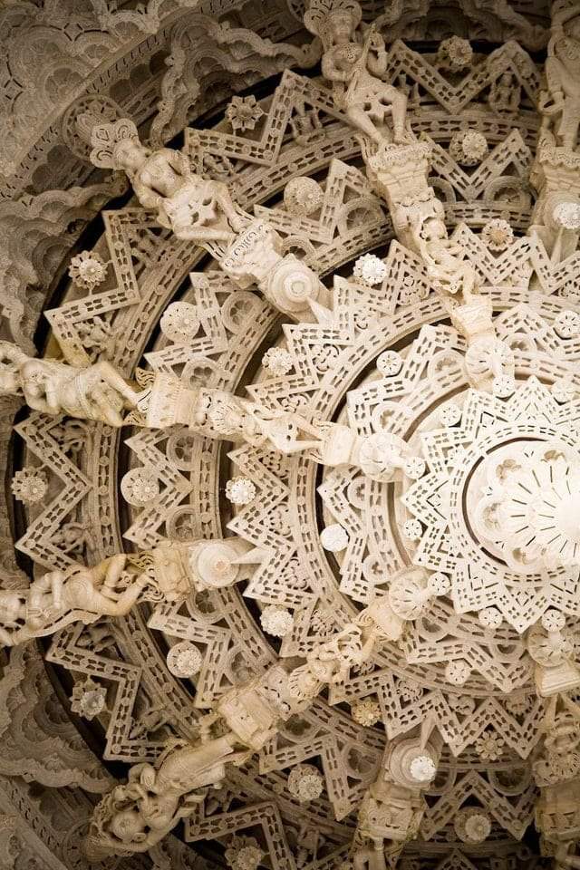 Мраморный потолок в одном из храмов в Раджастане, Индия