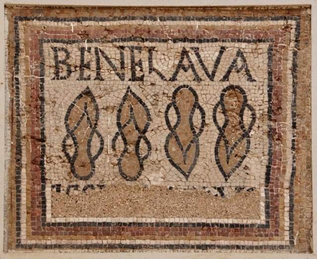 Мозаика с пожеланием хорошего мытья. Обнаружена перед входом в бани в древнеримском Тимгаде
