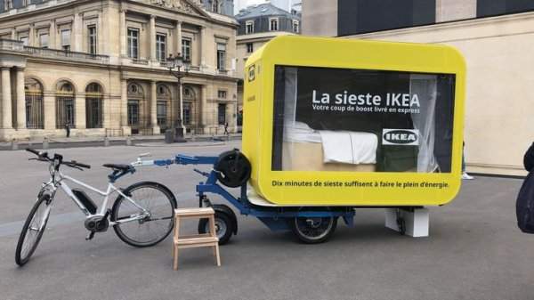 IKEA запустила по Парижу электровелосипеды с капсулами для сна, которые оборудованы товарами из магазина