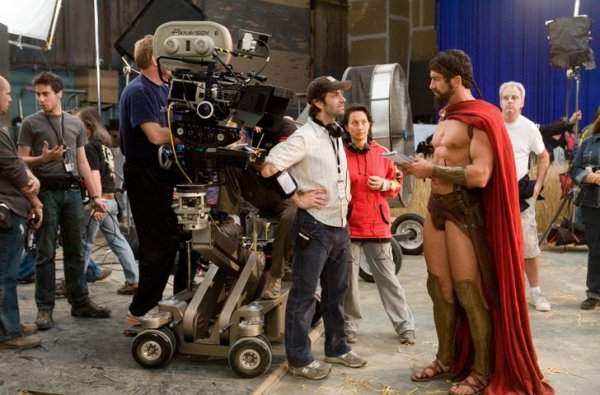Режиссер Зак Снайдер и актер Джерард Батлер обсуждают сцену на площадке фильма «300 спартанцев»