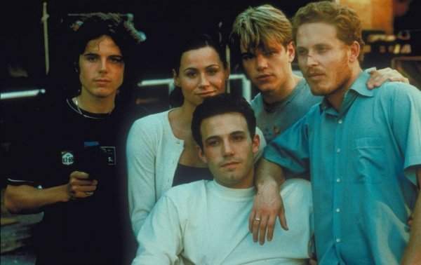 Кейси Аффлек, Минни Драйвер, Мэтт Деймон, Бен Аффлек и Коул Хаузер на съемках фильма «Умница Уилл Хантинг» в 1997 году
