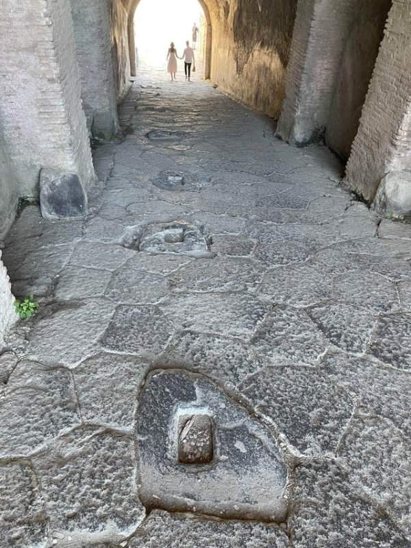 Что это за дыры в земле? Они расположены на входе в римский амфитеатр в Помпеях
