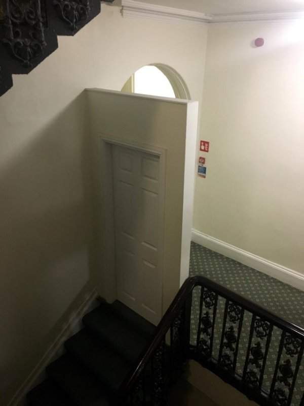 Эта странная дверь наверху лестницы в отеле