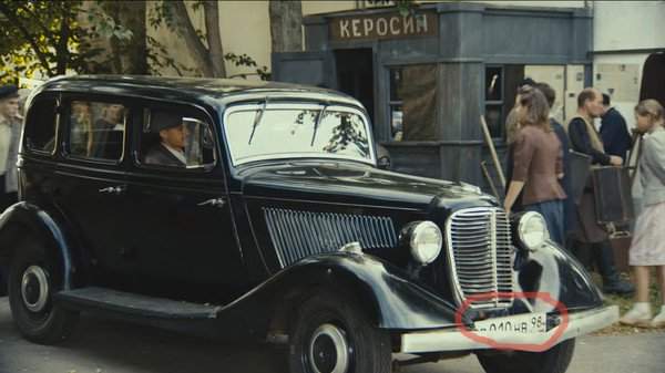 В сериале «Тальянка» на ретро-автомобиле можно увидеть современные номера