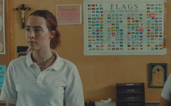 В фильме «Леди Бёрд», действие которого происходит в 2002 году, можно заметить ляп с флагами на плакате