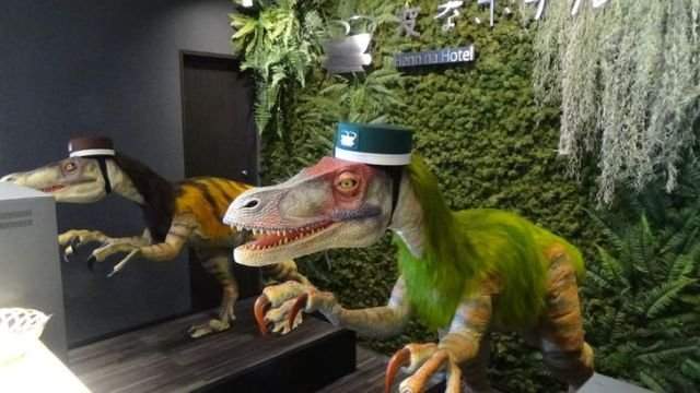 В Японии есть гостиница, в которой людей заселяютроботы-динозавры, работающие на ресшепшене