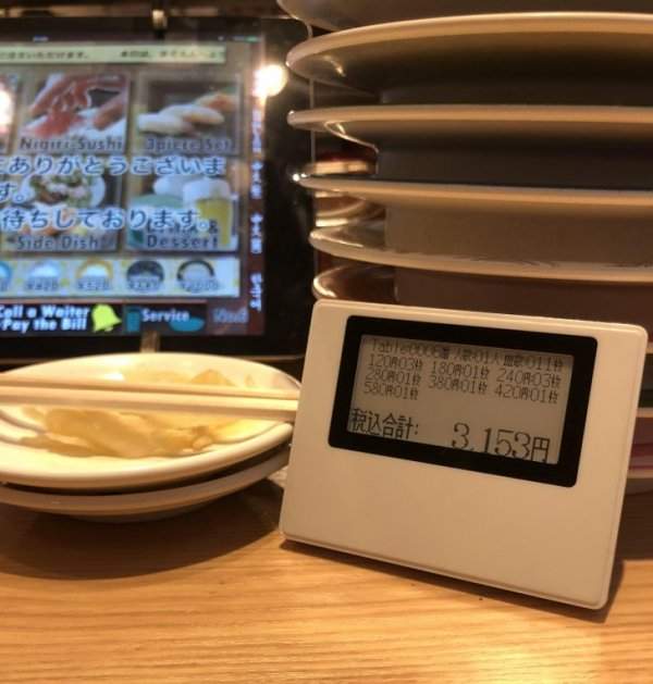 Будьте готовы к тому, что в токийском суши-баре вместо традиционного счета вам принесут это