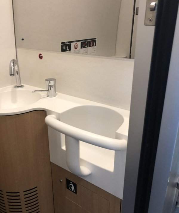 В туалетах японских поездов есть специальный стульчик для детей, чтобы родители могли спокойно воспользоваться уборной