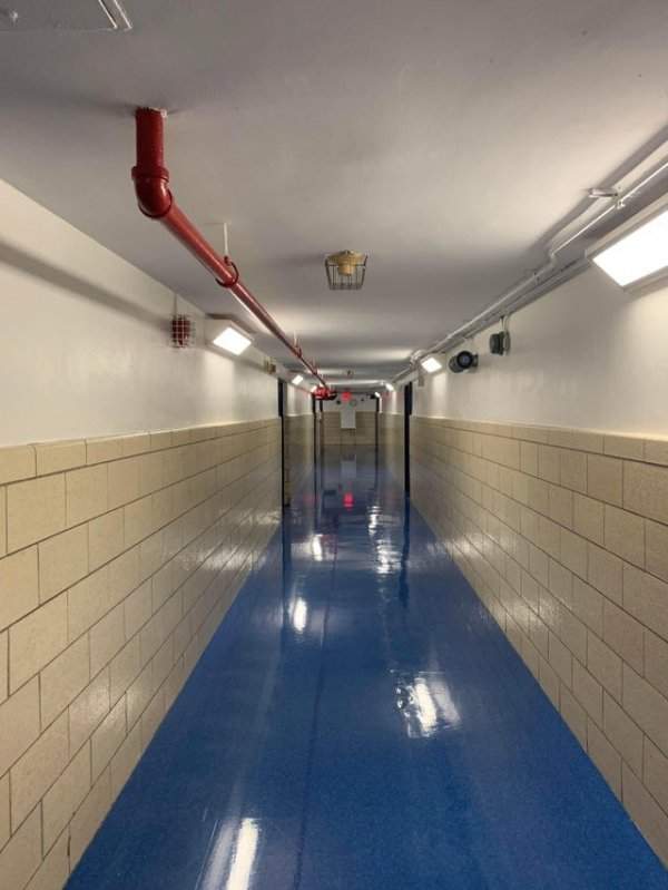Коридор в подвале школы выглядит так, будто заполнен водой