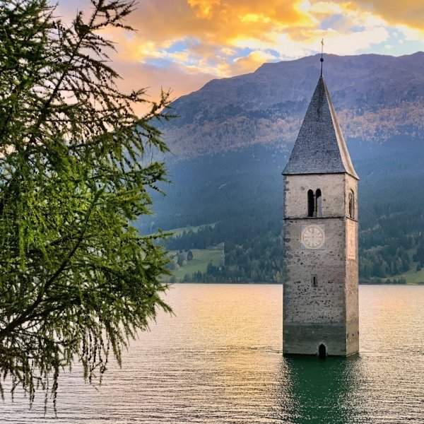 Затопленная колокольня на озере Резия, Италия