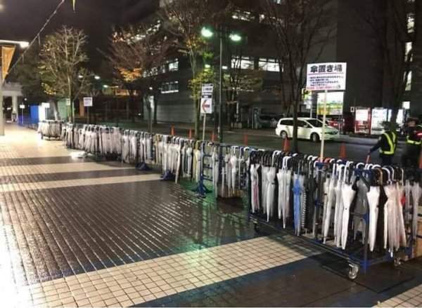 В Японии на улицах есть специальные подставки для зонтов на случай дождя