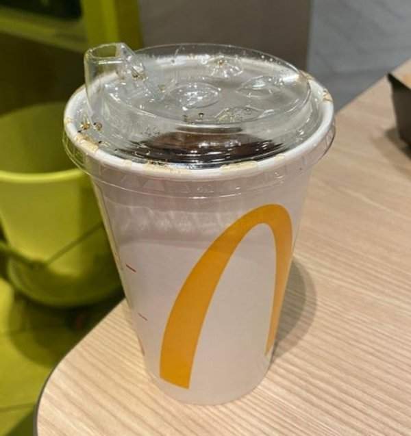 В Китае в «Макдоналдсе» вместо трубочек используют крышку в форме чашки-поилки